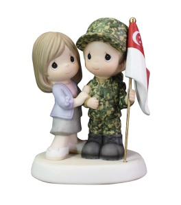 229603_singapore_soldier_w_girl_front_2012814064