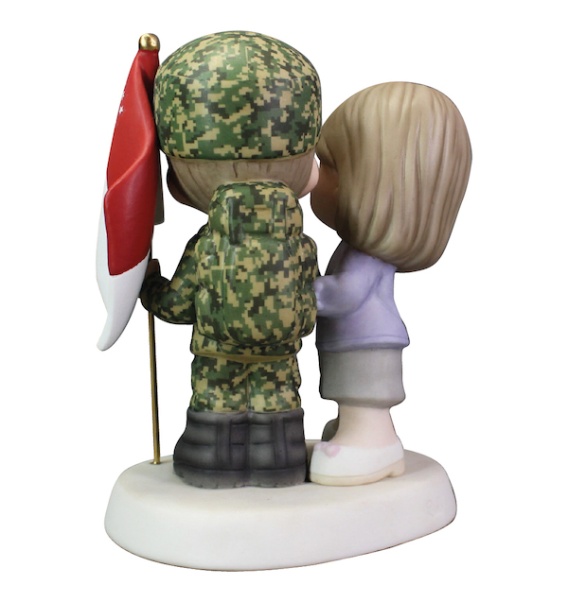 229603_singapore_soldier_w_girl_back_1288483086