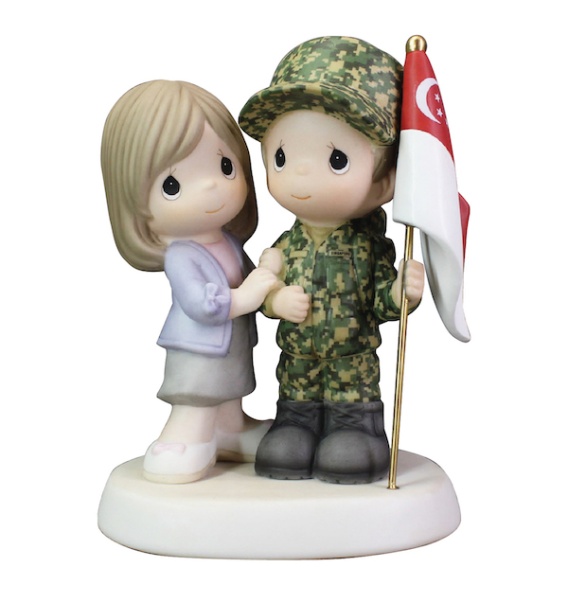 229603_singapore_soldier_w_girl_front_2012814064